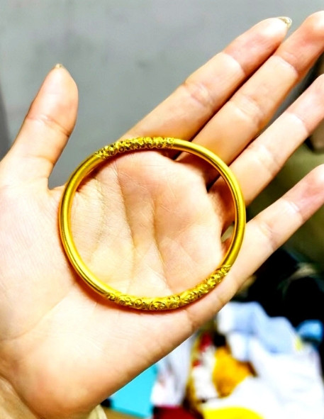 我现在被金镯子搞到失眠！去年450一克咬牙入手，戴久了越看越嫌弃。好不容
