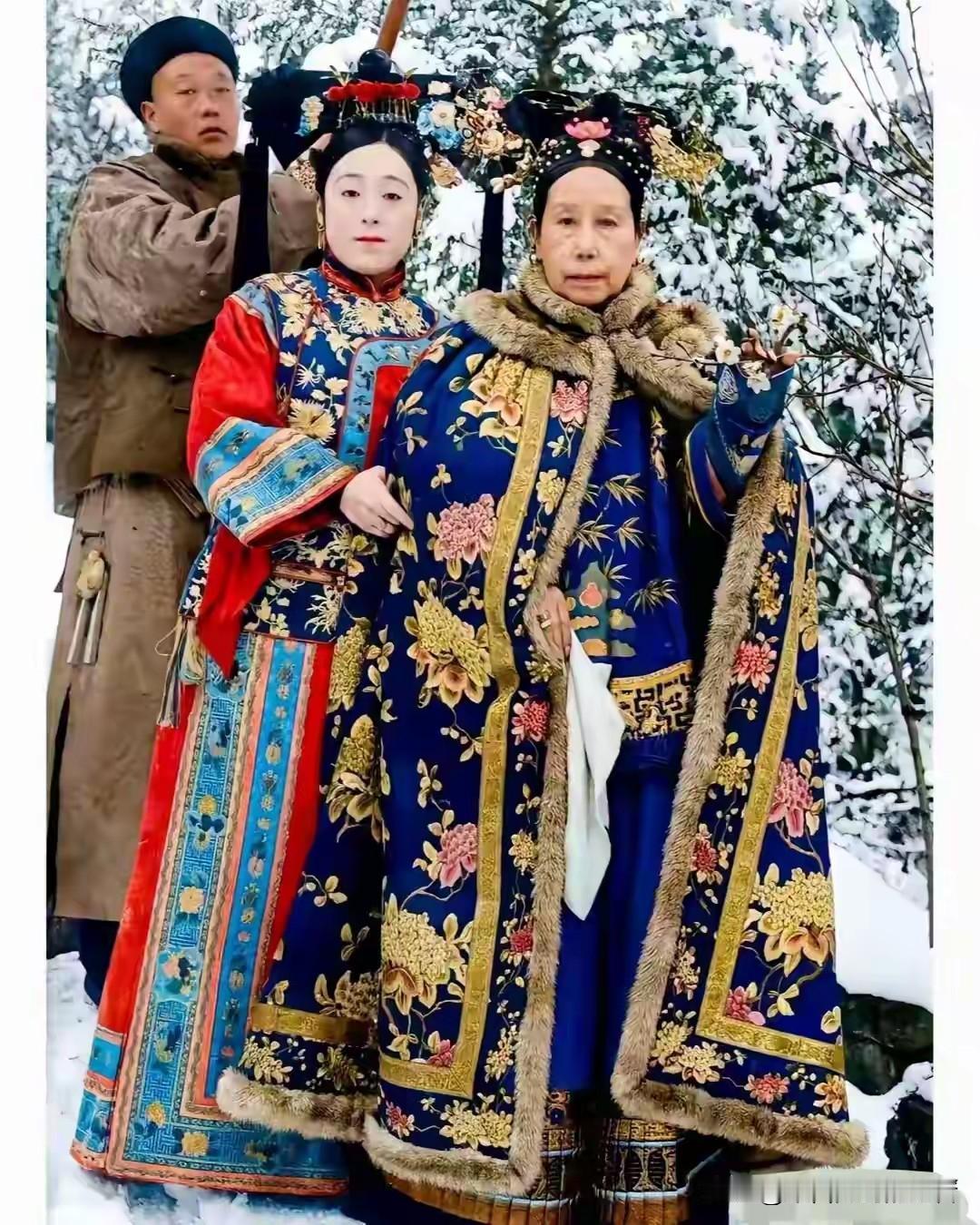 1903年冬天，颐和园里的太监们接了个稀奇差事——把西洋照相机的玻璃底片搬到雪地
