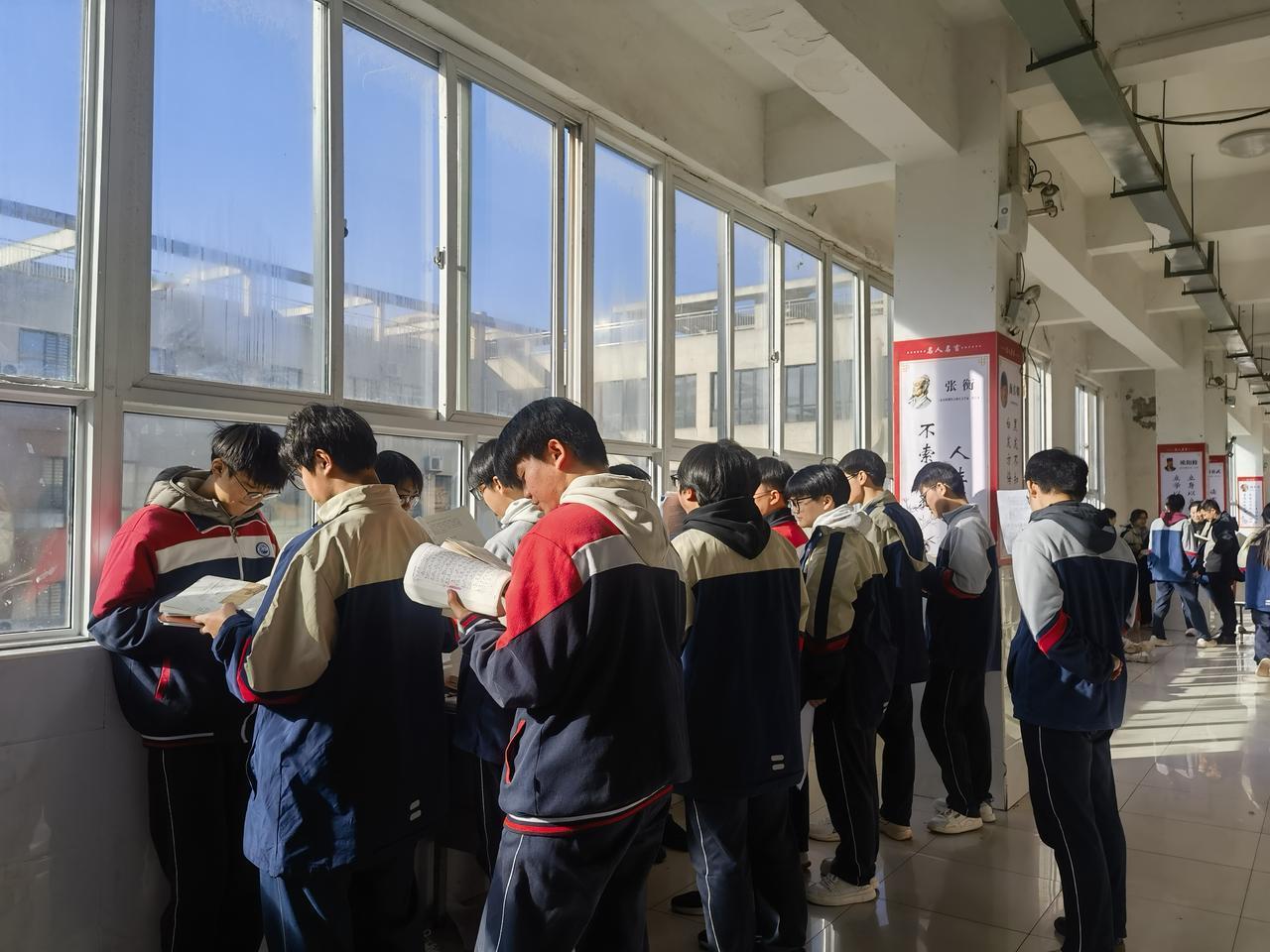 到了高中，你会发现：有这7种表现的孩子，迟早都会有前途：1、普通班里，站在讲