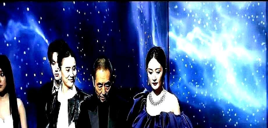 张艺谋一个抬手，杨幂秒懂走位，镜头里零废帧。网友骂“倚老卖老”，真相是：导演不