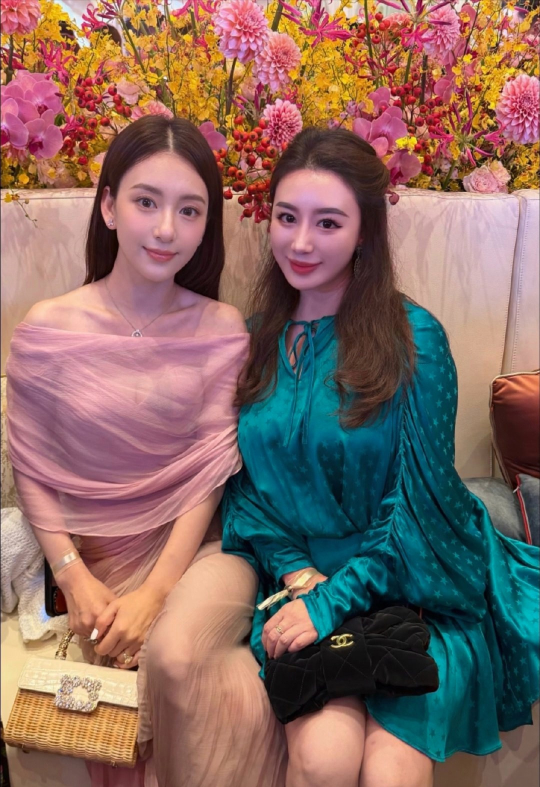 39岁方媛参加奚梦瑶何猷君的婚礼，她身着一件柔粉色的露肩褶皱纱质长裙，披肩长发搭配简约的细钻颈饰，整