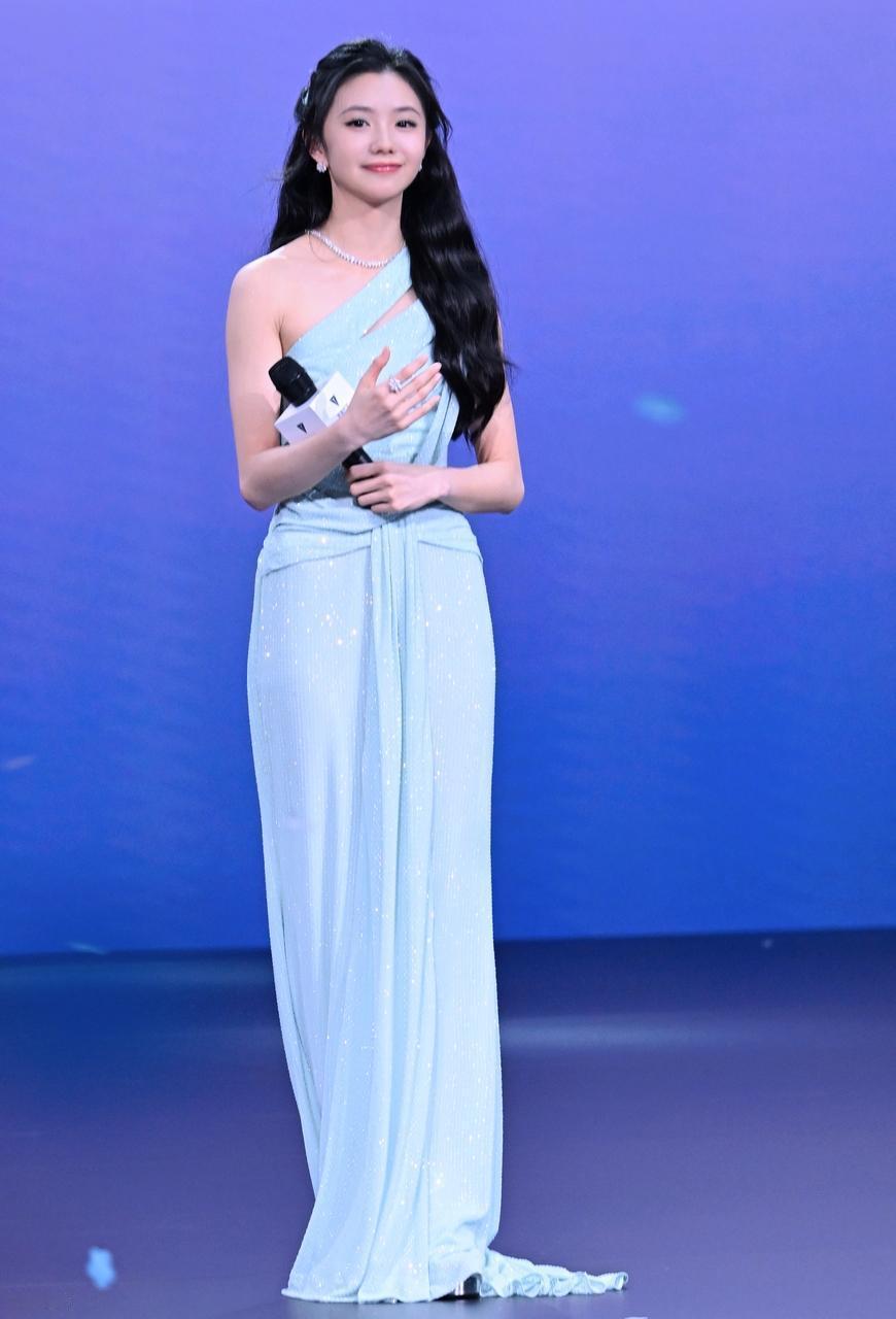 最近刘浩存在重庆出席活动，她这次搭配了一件蓝色的裙子，看上去格外的年轻。刘浩