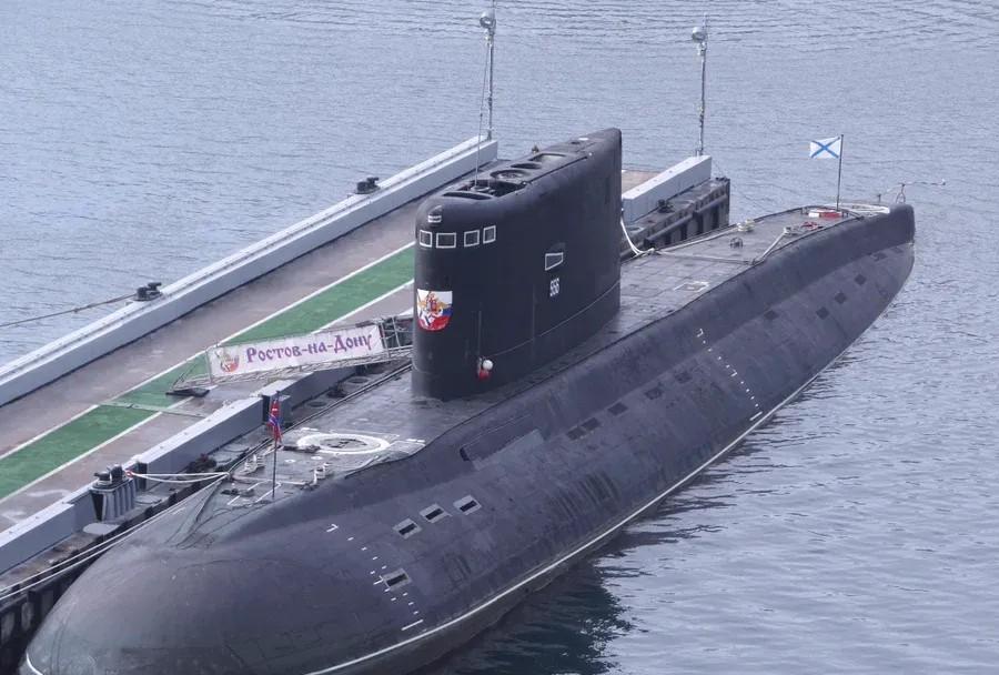 【俄军基洛级潜艇到了对马海峡，提前上浮大摇大摆通过，解放军潜艇全程静默潜航】最