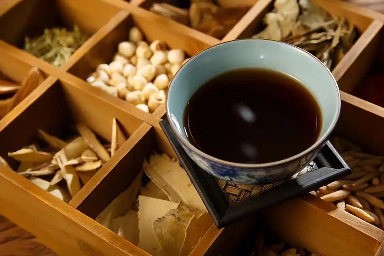 这个方法很老，但是治的高血压很多效！降压药虽然降压很快，但是我相信很多人觉得长