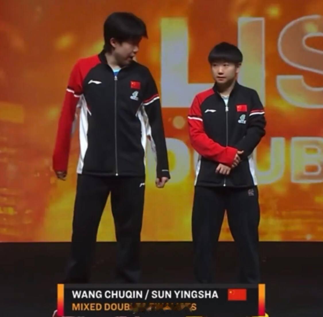 赛场边的关切WTT香港总决赛混双决赛的场地上，空气里满是紧张的竞技气息。孙颖莎