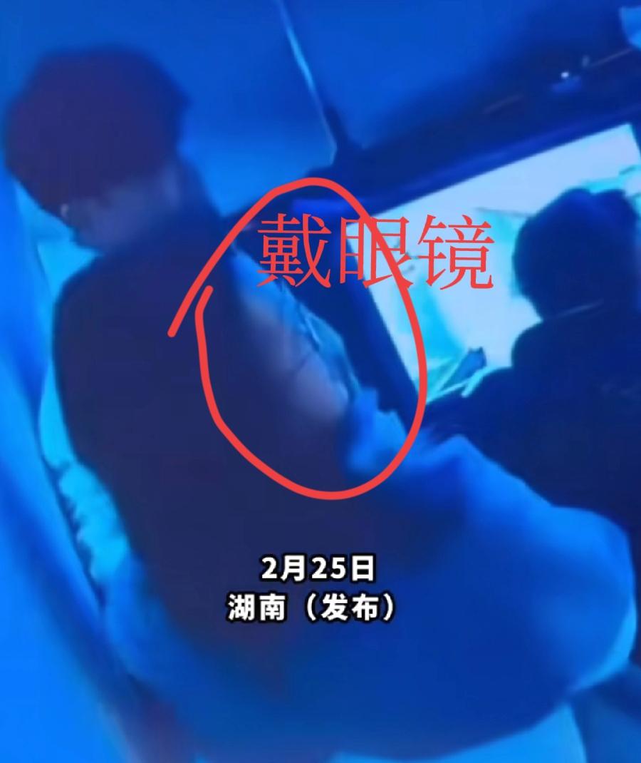 女子脱裤骚扰网吧小伙，精神有问题！查清楚了，之前在网吧骚扰过其他男子，同样一套动