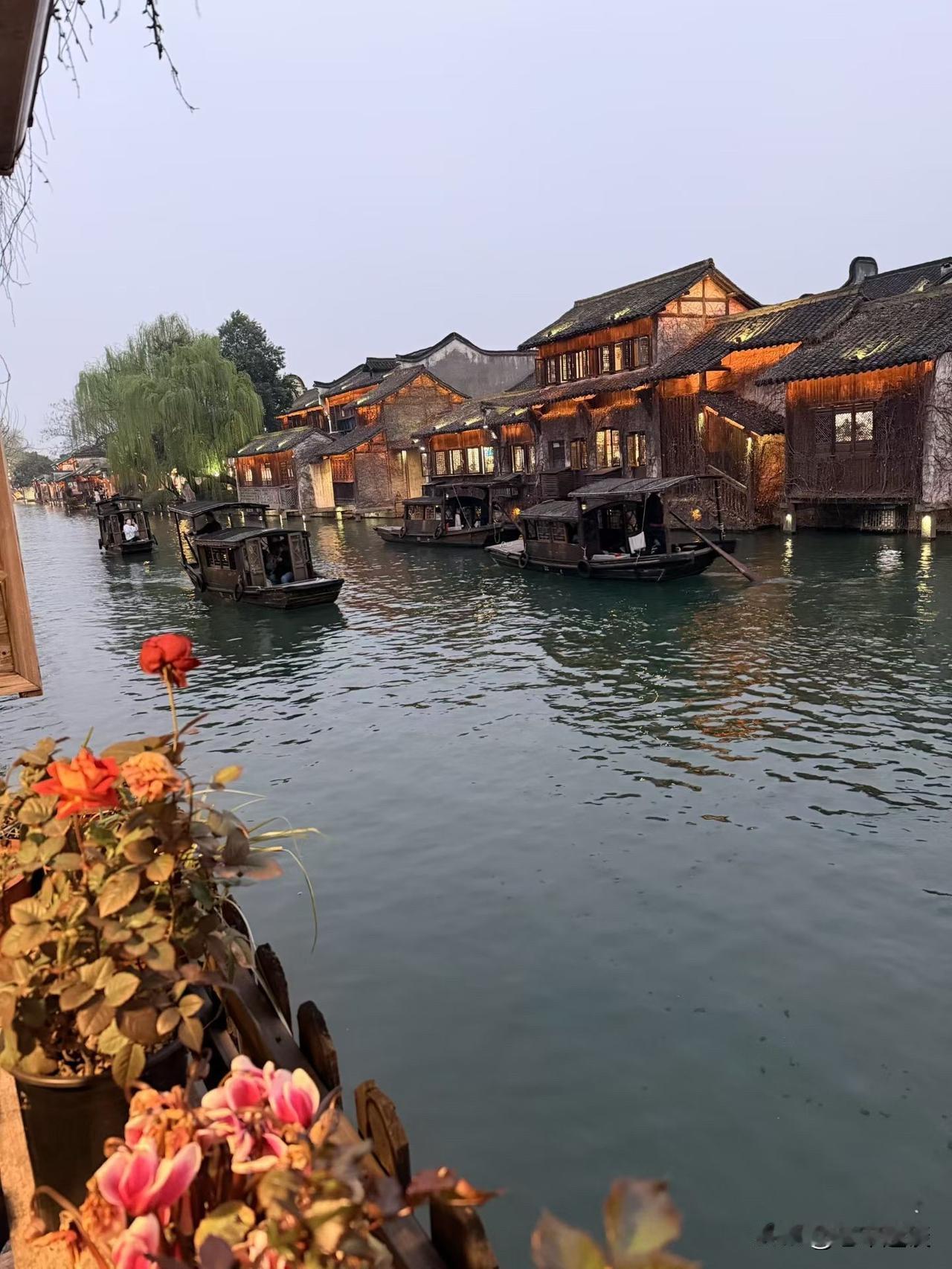 一个女人老实不老实，看这几点就够了：第一、和异性是不是有边界感。有些女人会拿
