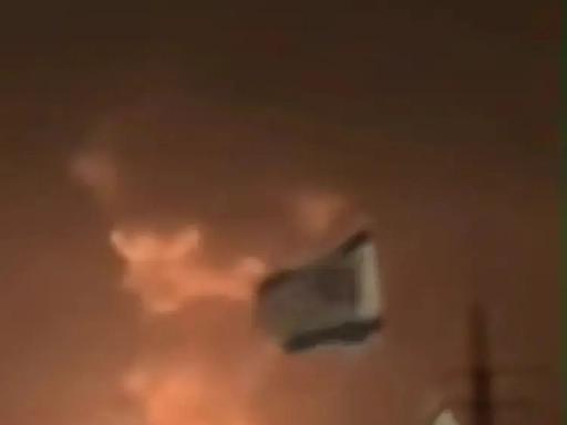 突发！以色列导弹仓库爆炸，三分之一高端防空导弹、大口径炮弹危在旦夕，美以陷入中东