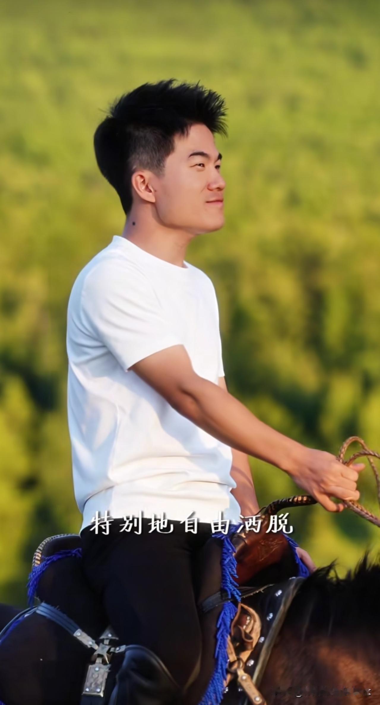 董宇辉的个人抖音账号，一个月内又掉粉13万，有人问：这是为什么？在路人眼里，这似