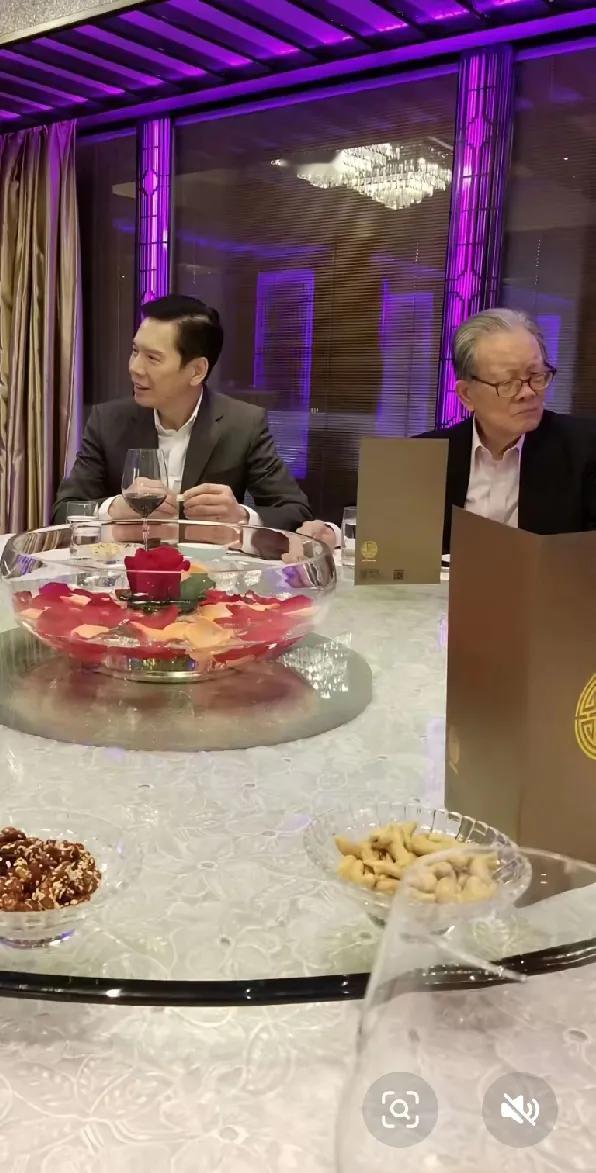 新义安江湖大哥向华炎葬礼，香港娱乐圈、企业界、商界、各界人士来了好多人。百科上说