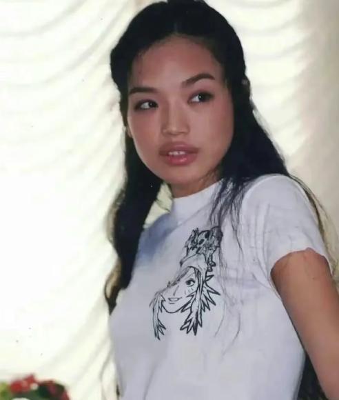 你们发现没，舒淇比起娱乐圈的其他女星，有两点特别神奇。一是她的容貌，明明不是传