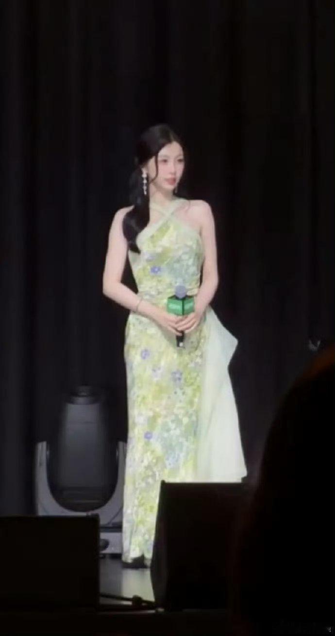 虞书欣赵露思近期活动感觉虞书欣自然多了