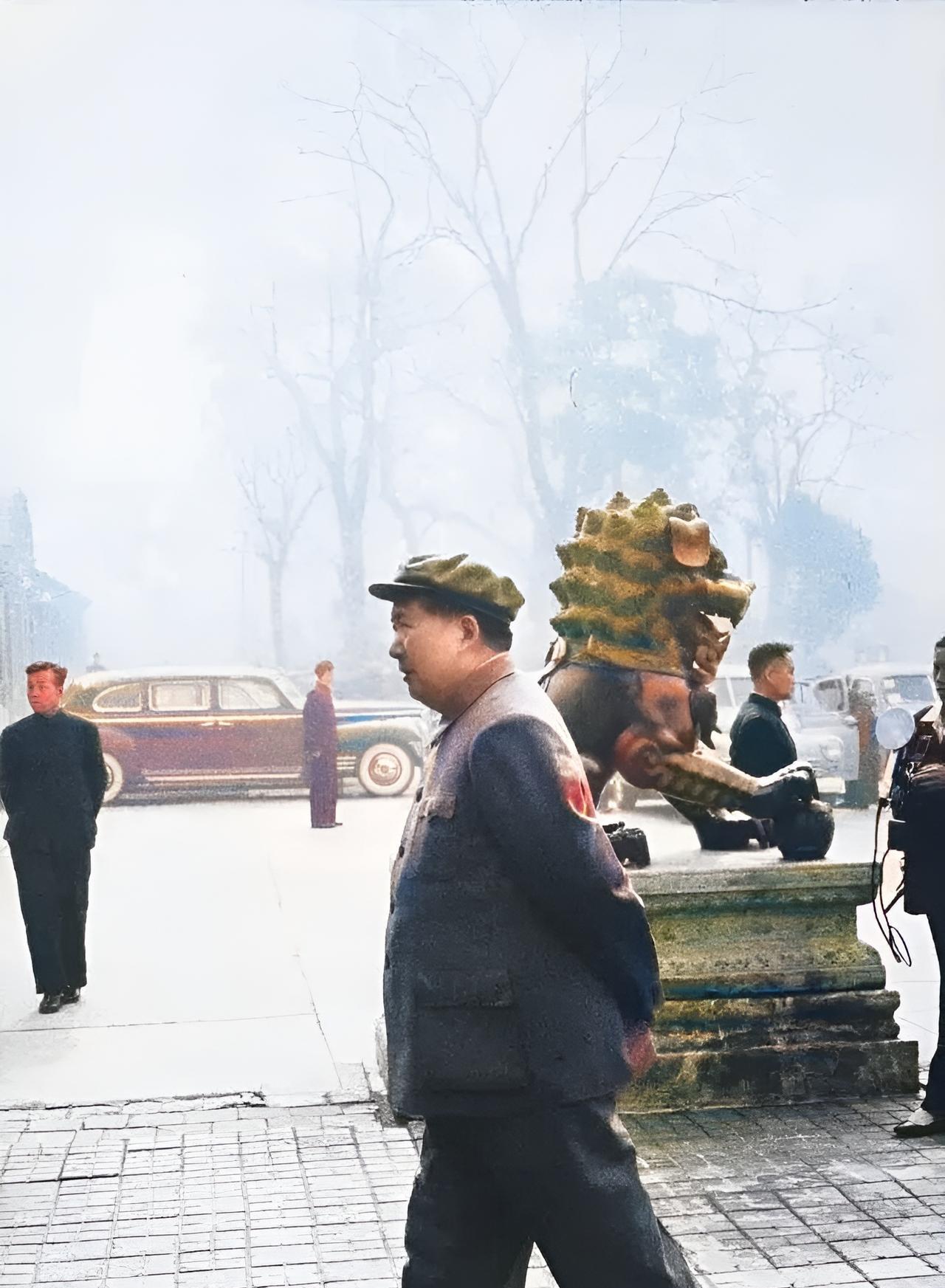 这是毛主席送完外宾后背着手往回走。不论是战争年代，还是建国后，毛主席的走路姿态犹