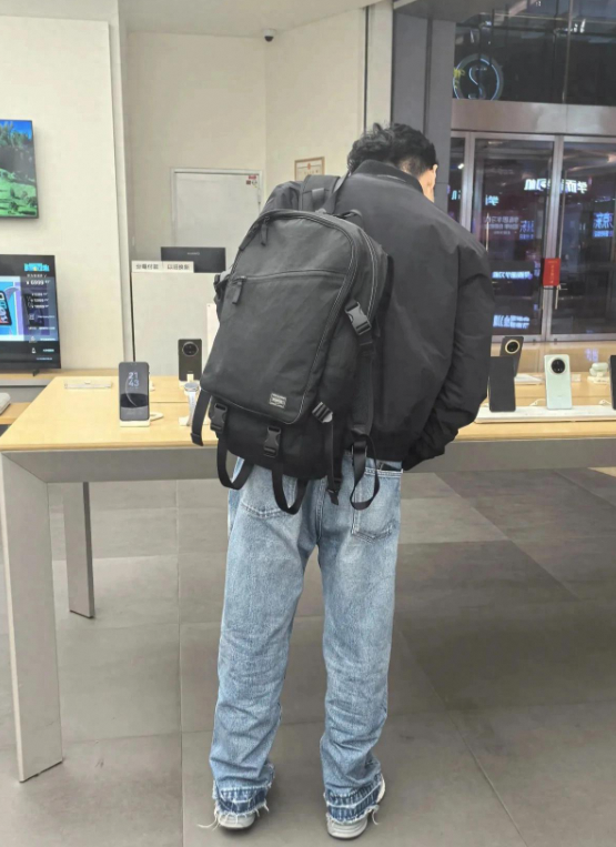 张智霖铜锣湾驾豪车买水，穿衣有型似男模，素颜虽显憔悴但魅力仍在