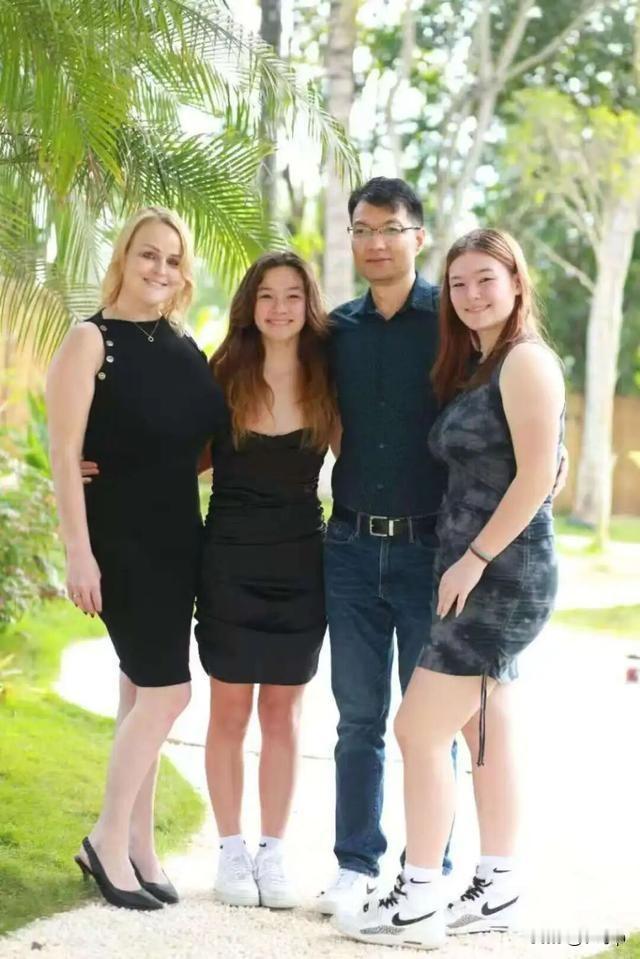 20年前河南许昌小伙娶了个美国媳妇两人相识于2004年的新疆,男方叫吴彦举,女