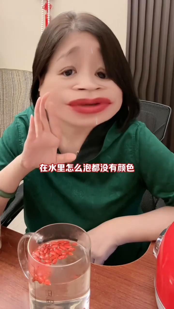 泡水3种颜色辩别枸杞好坏。抓一把枸杞放在杯子里，倒上温水，五分钟以后用颜色来判