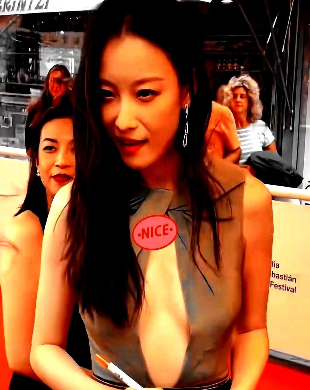 倪妮没露一寸皮肤,却让全世界闭嘴了。金线裹身,不靠胸差赢,靠气场撑场子。十年