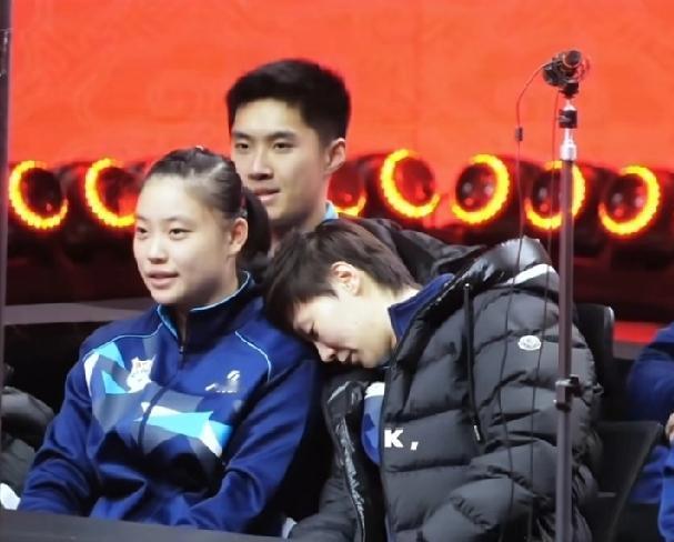 王曼昱的球迷都太羡慕徐奕了，不只可以天天和曼昱姐姐黏在一起。还会让曼昱姐姐愿意靠