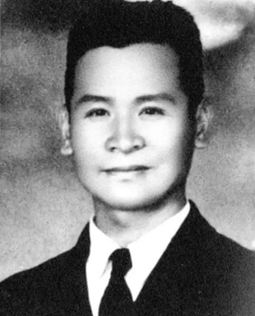 1945年日本投降前夕，60辆满载武器的日军卡车驶进了新四军领地，战士们立刻把军