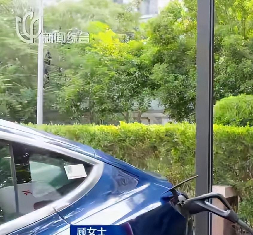 “揣着明白玩糊涂，有意思么？”上海，女子趁着开会将新能源车停在超充站充电，后因会