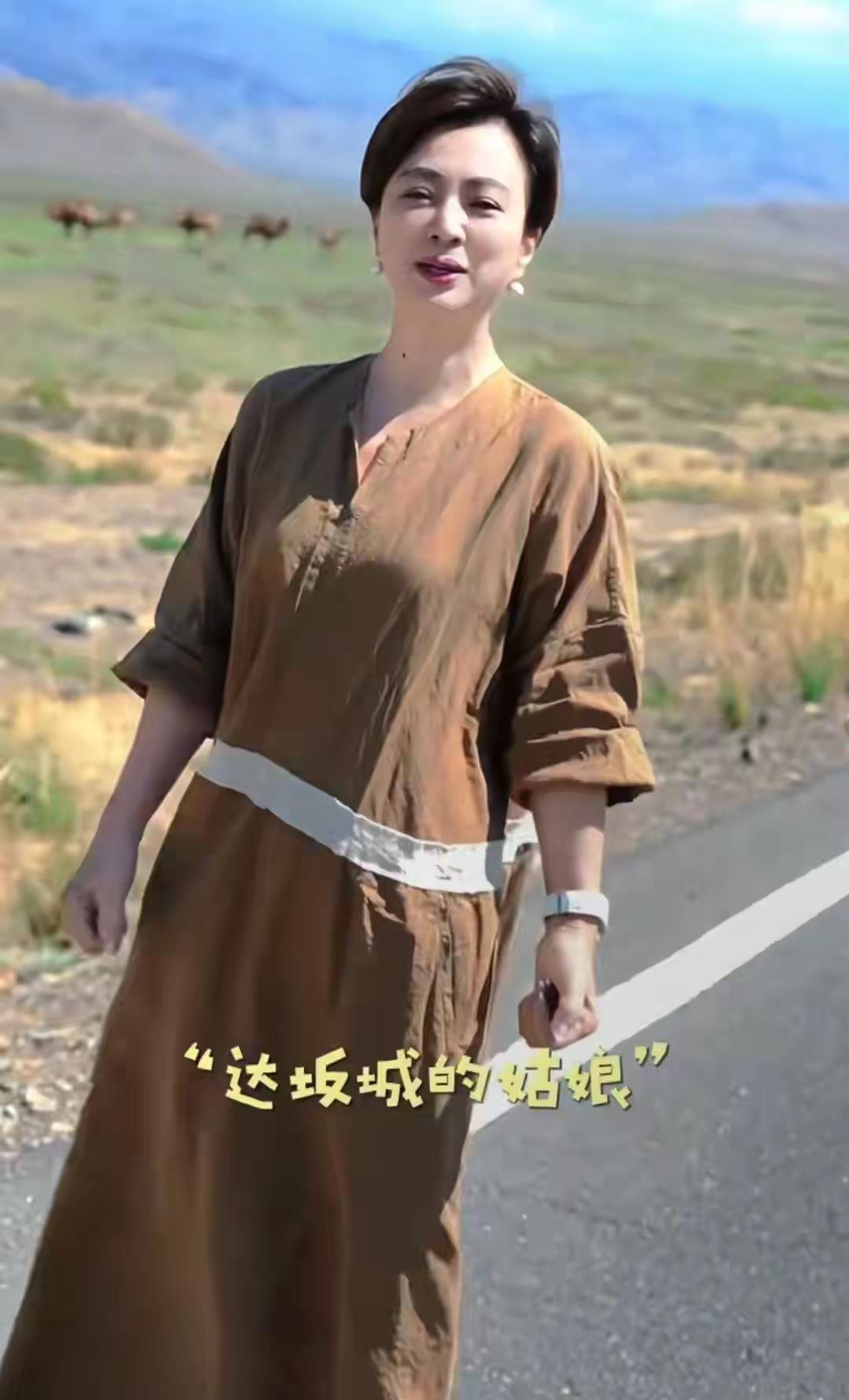 刷到62岁的李玲玉穿咖色棉麻长裙，腰间一圈白色腰线特别提气，配着珍珠耳环和自然卷