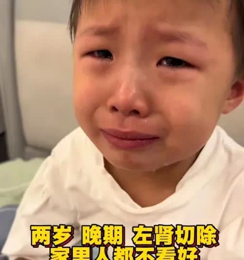 看哭了！毫州，母女送外卖骑车摔倒后靠在树干上休息，路过男子一看中暑了！拿起手机就