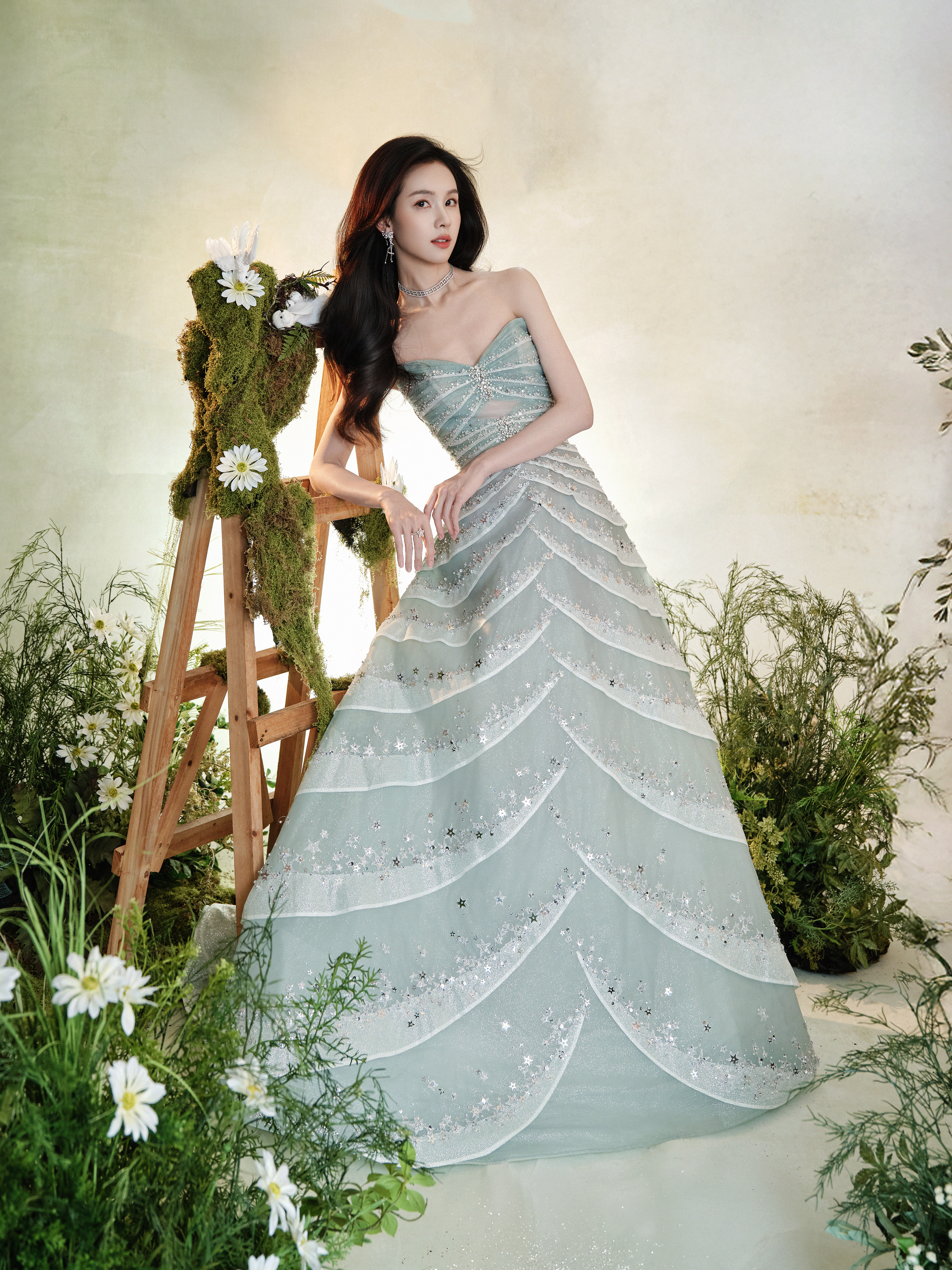 陈都灵今日出席代言品牌活动造型图集，身着一袭IVANYONGCOUTURE抹