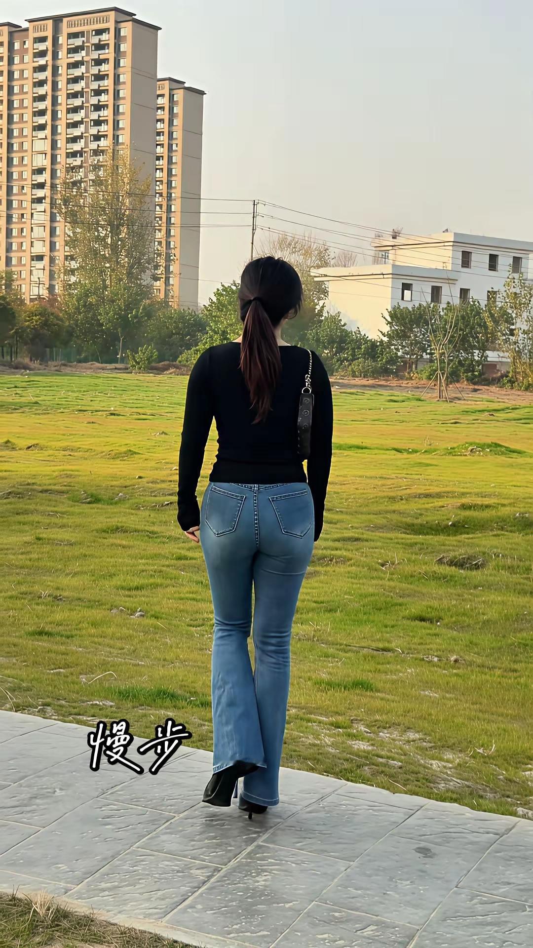 小区里慢步牛仔裤穿搭