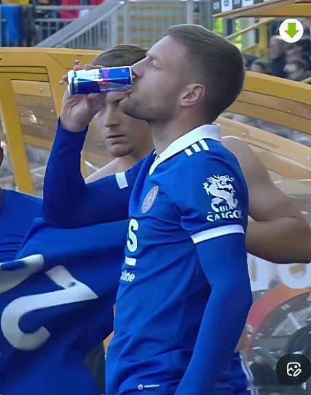 瓦尔迪的队友说瓦尔迪天天喝红牛，一天不知道喝多少瓶。说瓦尔迪家里有个大冰箱，里面