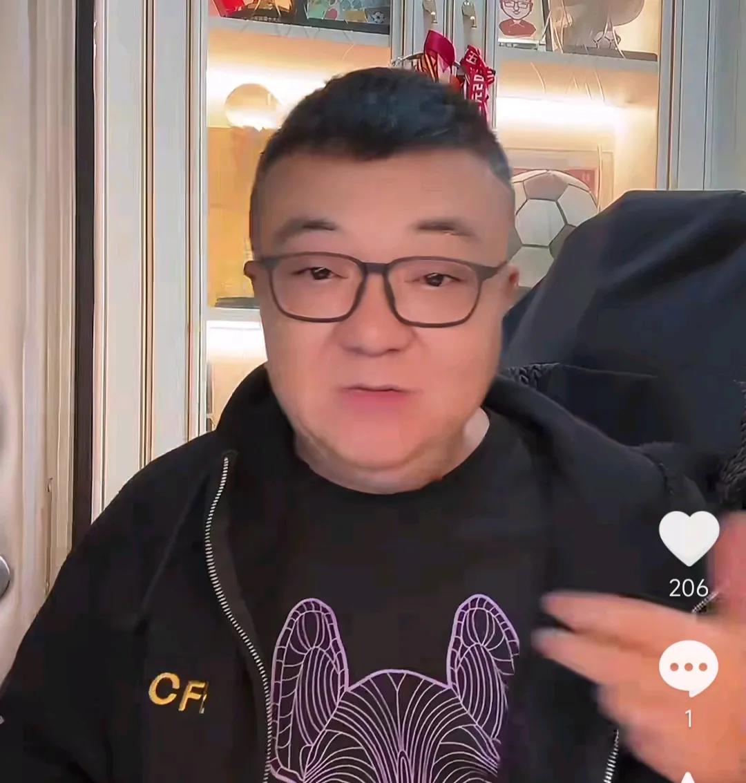 董路在直播间爆了一个料。他表示，他带小球员去西班牙打比赛的时候，经常用中文骂对