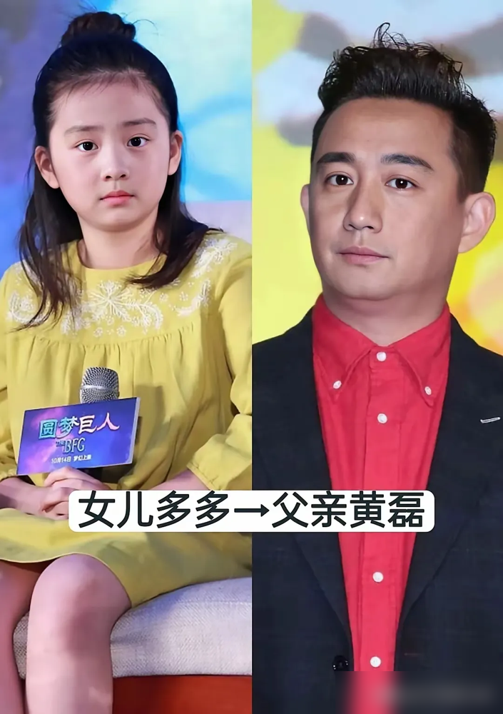 贾乃亮带甜馨回哈尔滨看老虎，被一堆游客拍了个正着。父女俩染了同款浅棕发色，走路都一个节奏。甜馨那个子
