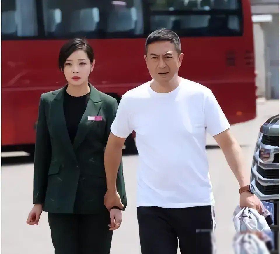 张嘉益有个邪门定律：谁跟他搭戏谁火。偏偏有个人，连演四次他老婆，愣是没红透半边天