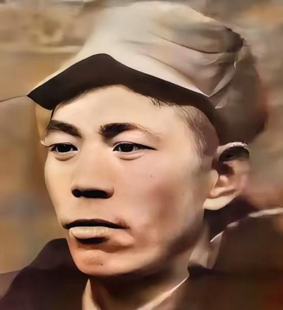 八路军某团长深夜奇痒难耐，脱下军装让警卫员架在火上烘烤驱虫，谁知没过多久，一股烤