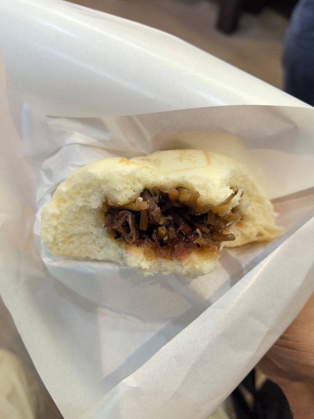 日本的食品卫生安全也不咋样的嘛刚才在清水寺下边的店铺买牛肉包子,吃出了个蚊子?