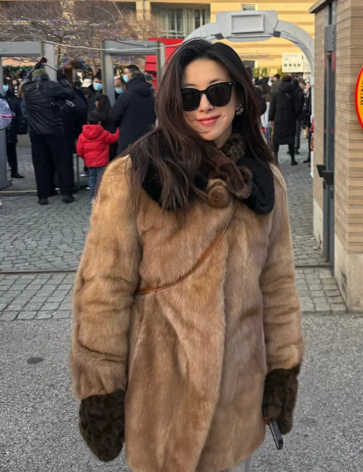 朱珠一家逛圣诞集市，她穿10年前皮草松弛贵气，4岁珠宝脸圆可爱​​​