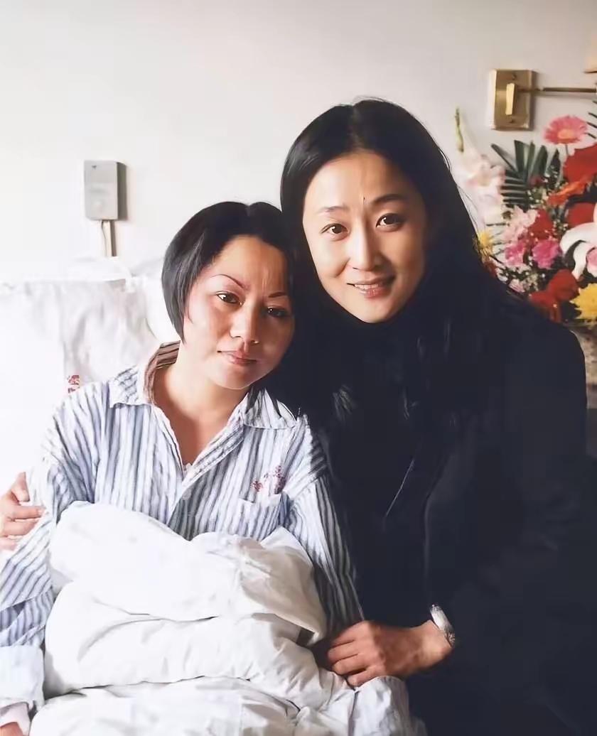 王伟牺牲后，妻子阮国琴哭到住院，精神几近崩溃。海军首长问她最想见谁，她说出了一个