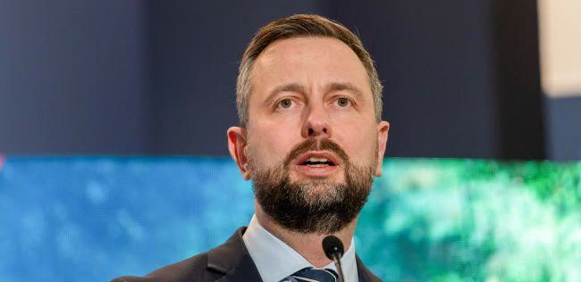据波兰卫星新闻报道，波兰国防部长瓦迪斯瓦夫·科西尼亚克-卡米什敦促人们不要变得习