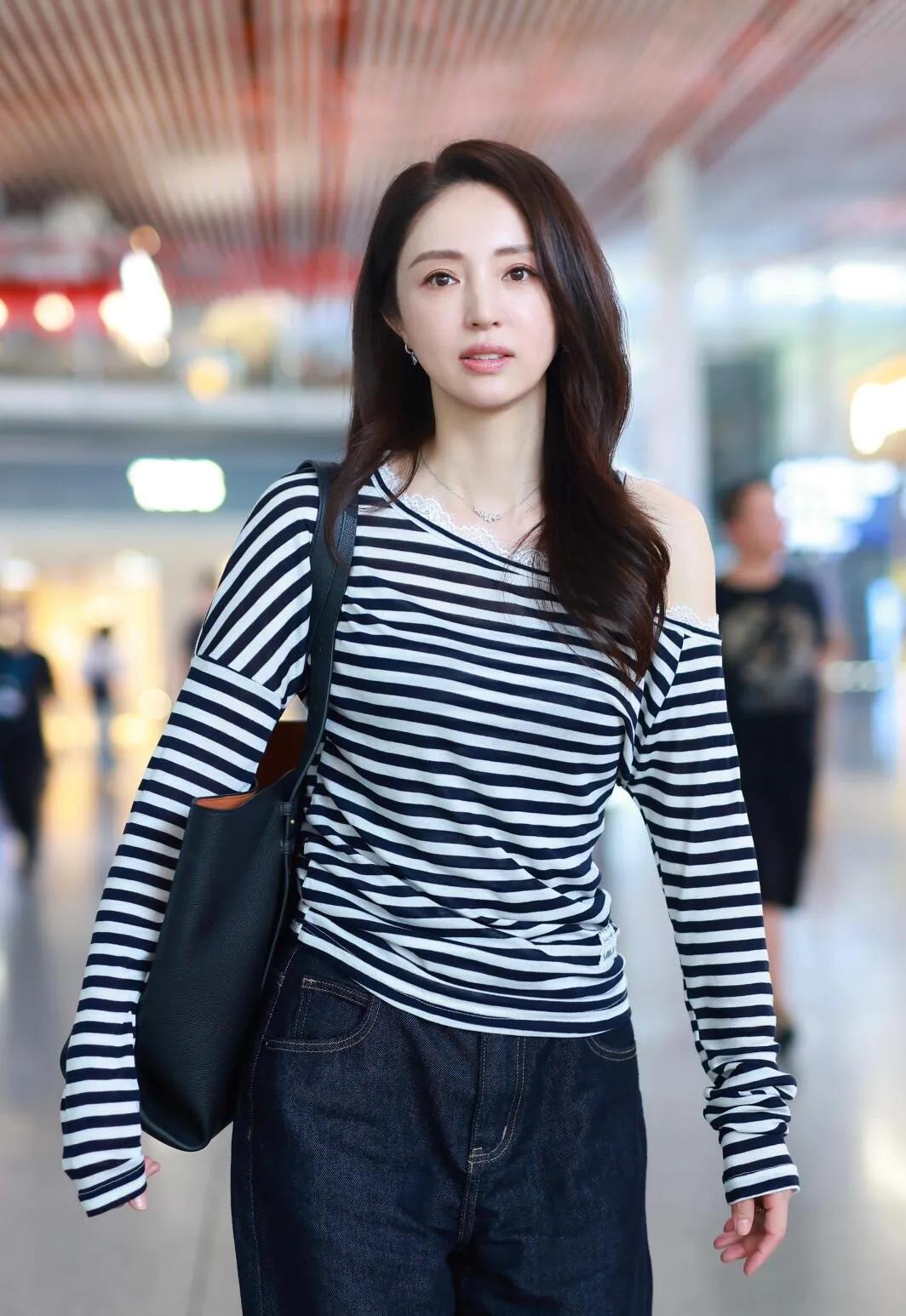 董璇的中年穿搭太时髦了✨董璇这组机场造型直接把松弛感拉满！条纹斜肩上衣+深