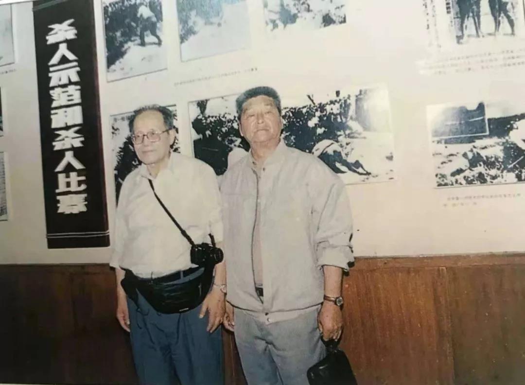 🌞1941年，一名15岁的男孩在上厕所时，发现墙缝里似乎藏着什么东西，他用