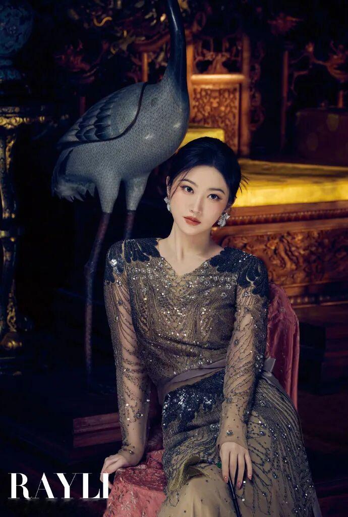 小文章并没有让景甜一去不复返，她依然在圈子里是有工作的人。《瑞丽》这一次是眼光真“毒”。普通人穿不好