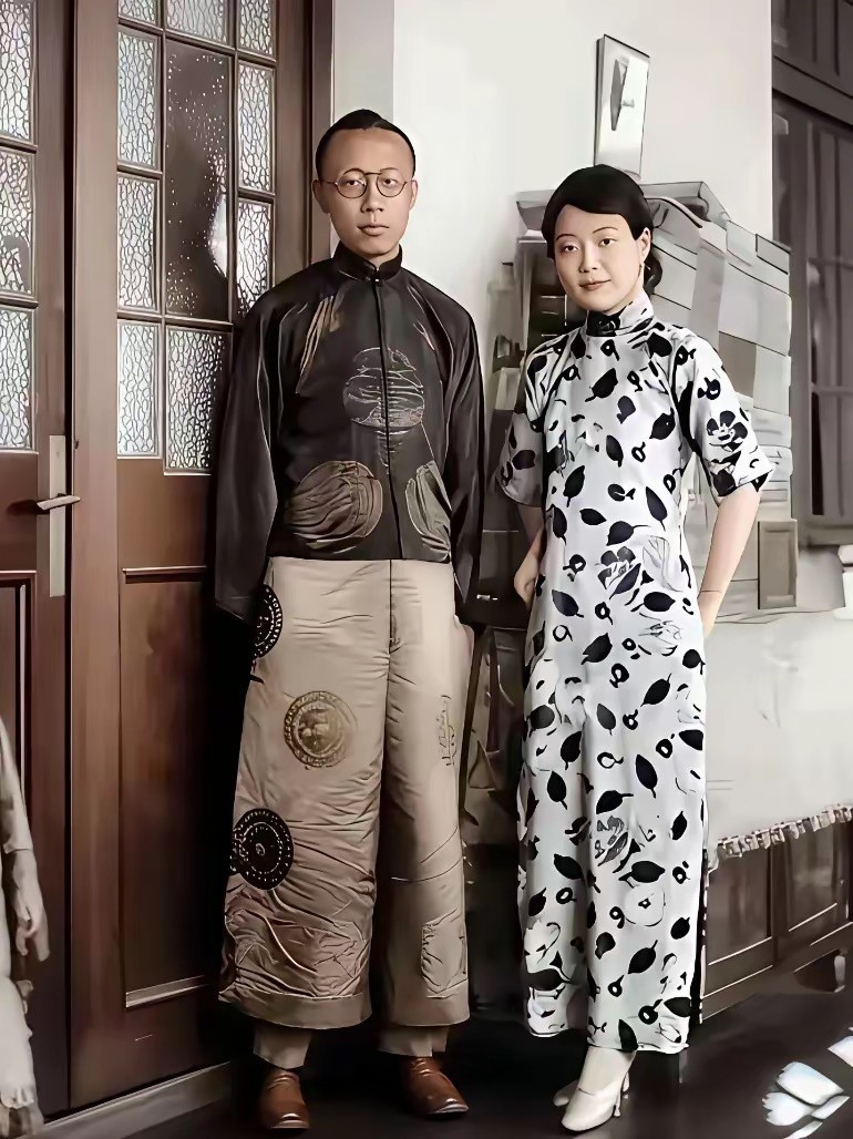 这是末代皇帝溥仪与皇后婉容的合影，这个时期两人还没完全破裂