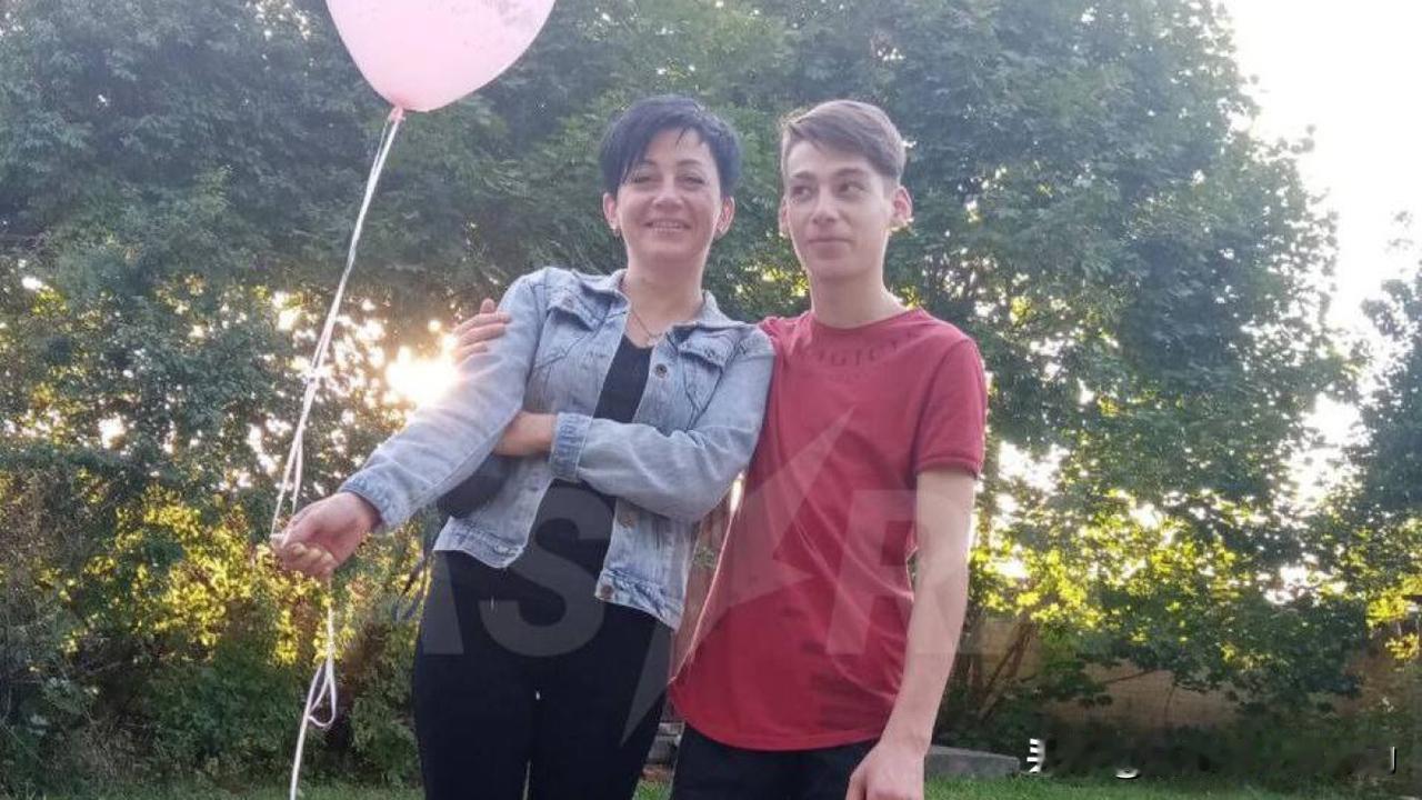 俄罗斯2名因参加特别军事行动被赦免的囚犯，耀武扬威回到家乡后因再次犯下命案，试图