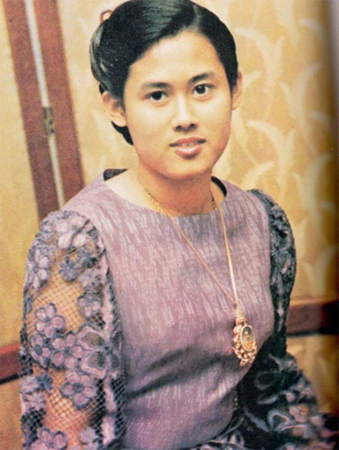 诗琳通公主三姐妹，她姐姐妹妹都离婚，唯有她未婚独身一人。不婚的她日子过得也精彩呀