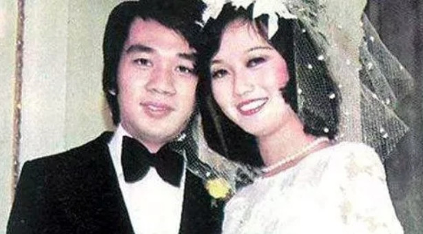 1975年，21岁的赵雅芝嫁给了大10岁的香港名医黄汉伟，可婚后3年，赵雅芝却出
