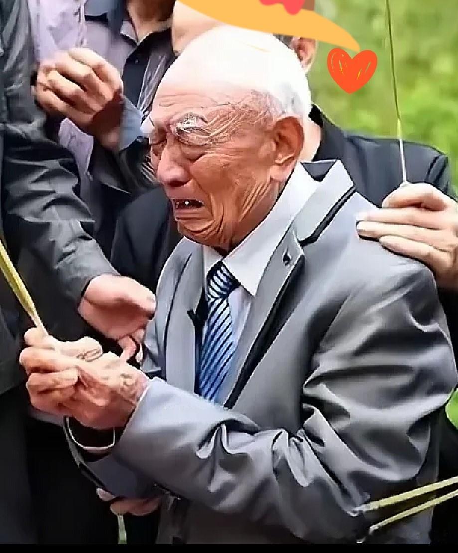 那碗拌了老鼠药的剩饭，是一个六旬老人最后的体面！天津旧街道天津某老小区，一