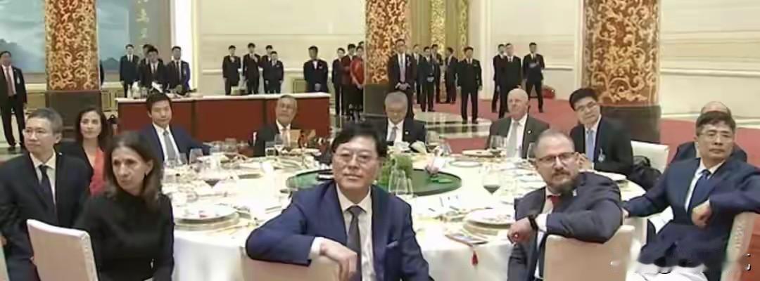 这次有16位美国商界代表来到北京，包括特斯拉，苹果，高通，美光，英伟达，花旗，高