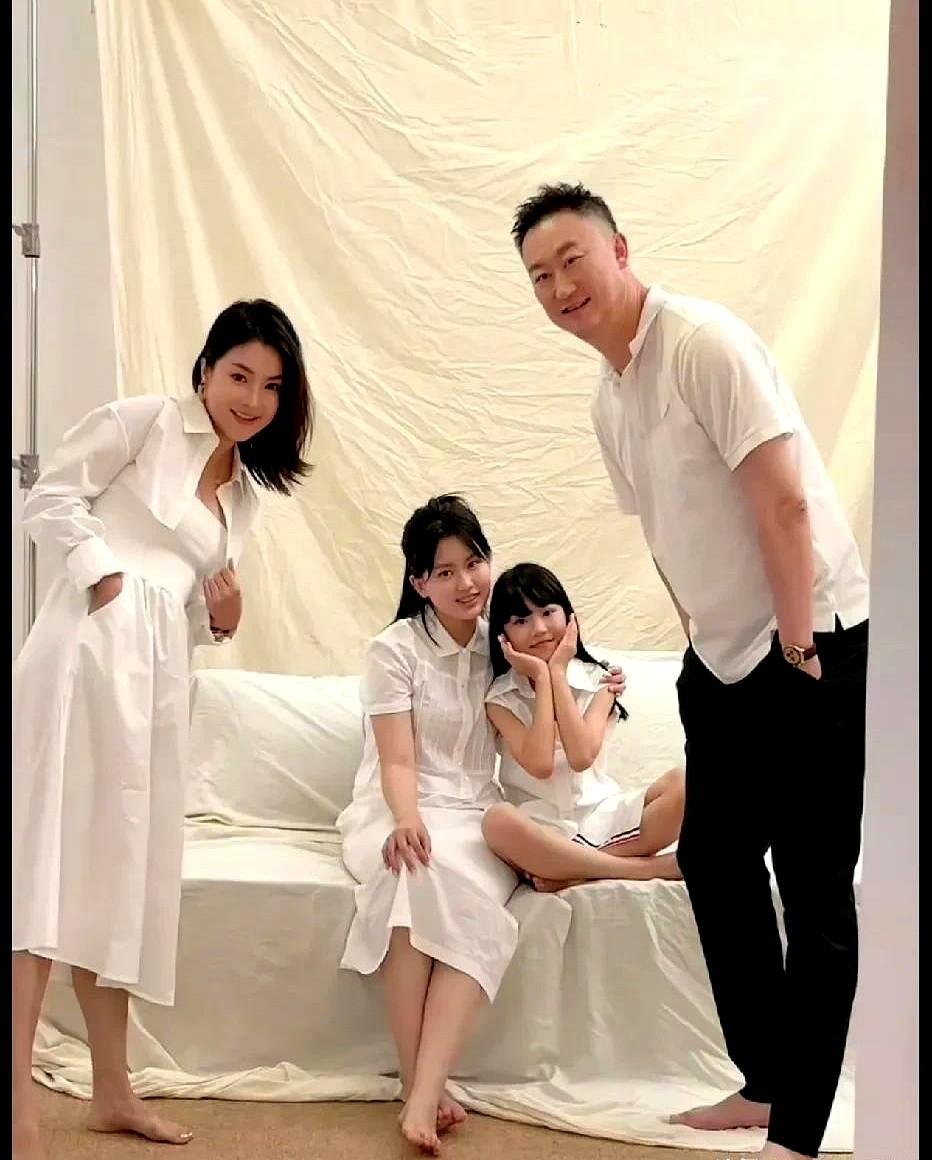 青岛男篮主帅刘维伟和前妻李艳的闹剧终于完满解决了，刘维伟的前妻已经社交软件发文俩