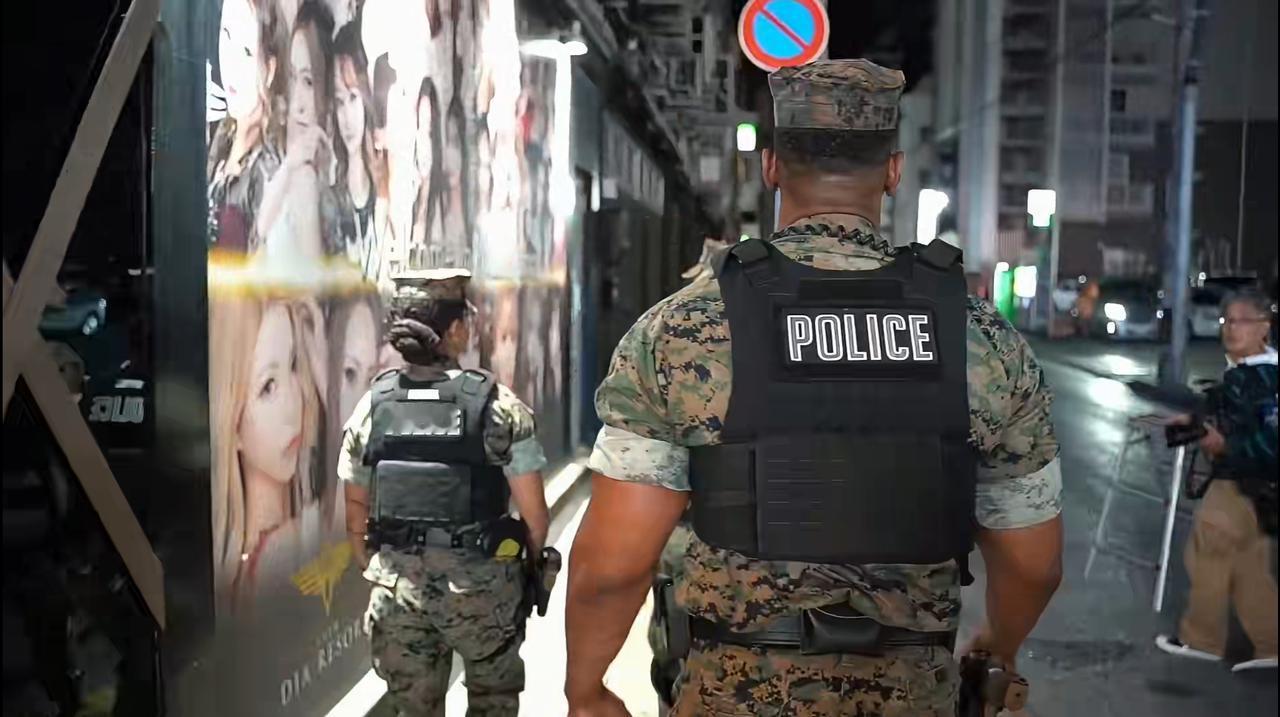 腰间别着手枪、身穿"POLICE"背心的美军宪兵队（MP）在冲绳那霸市繁华街区大