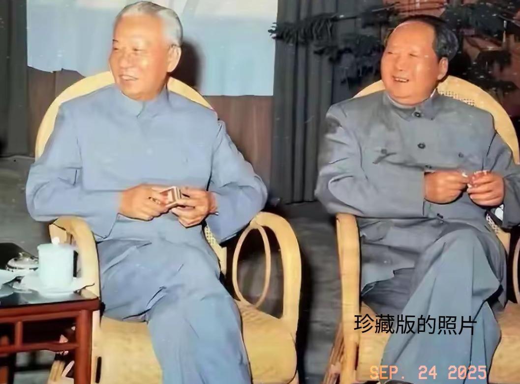 珍藏版老照片。60年代的一张照片，毛泽东主席和刘少奇同志，在一起共同接见外宾时
