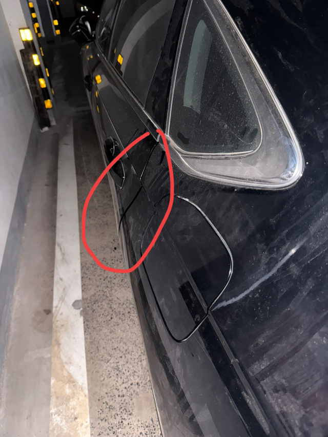 后门缝隙各位车友后门缝隙这样正常嘛？高低不平的样子？